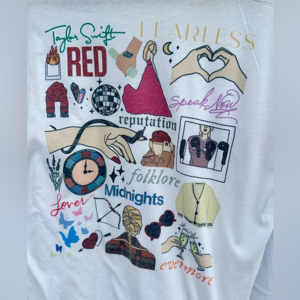 Taylor Swift (Taylors Version) white SS tshirt with compilation on back sz M